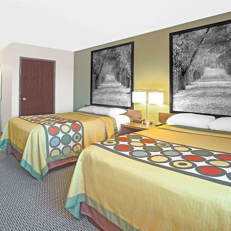 Super 8 By Wyndham Windsor/Madison North Hotel Exterior photo