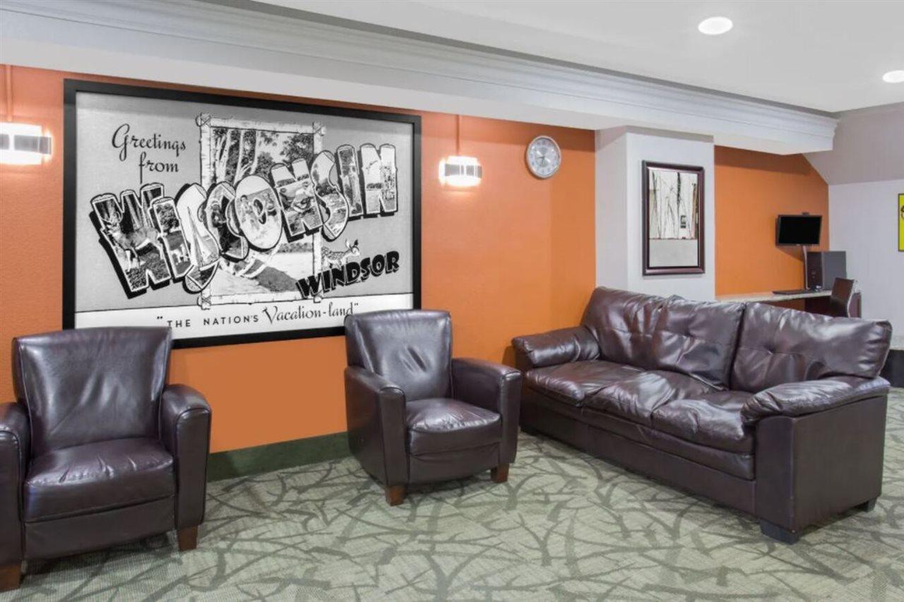 Super 8 By Wyndham Windsor/Madison North Hotel Exterior photo