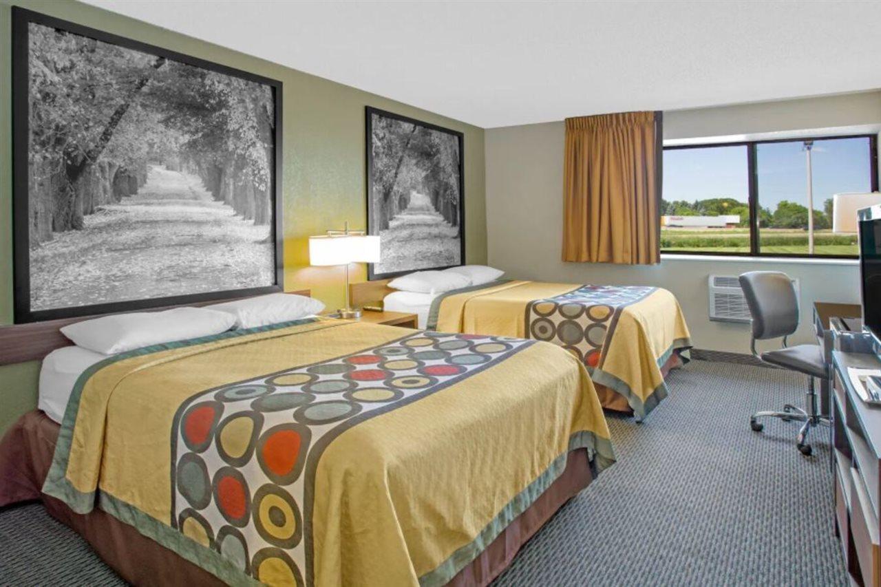 Super 8 By Wyndham Windsor/Madison North Hotel Exterior photo