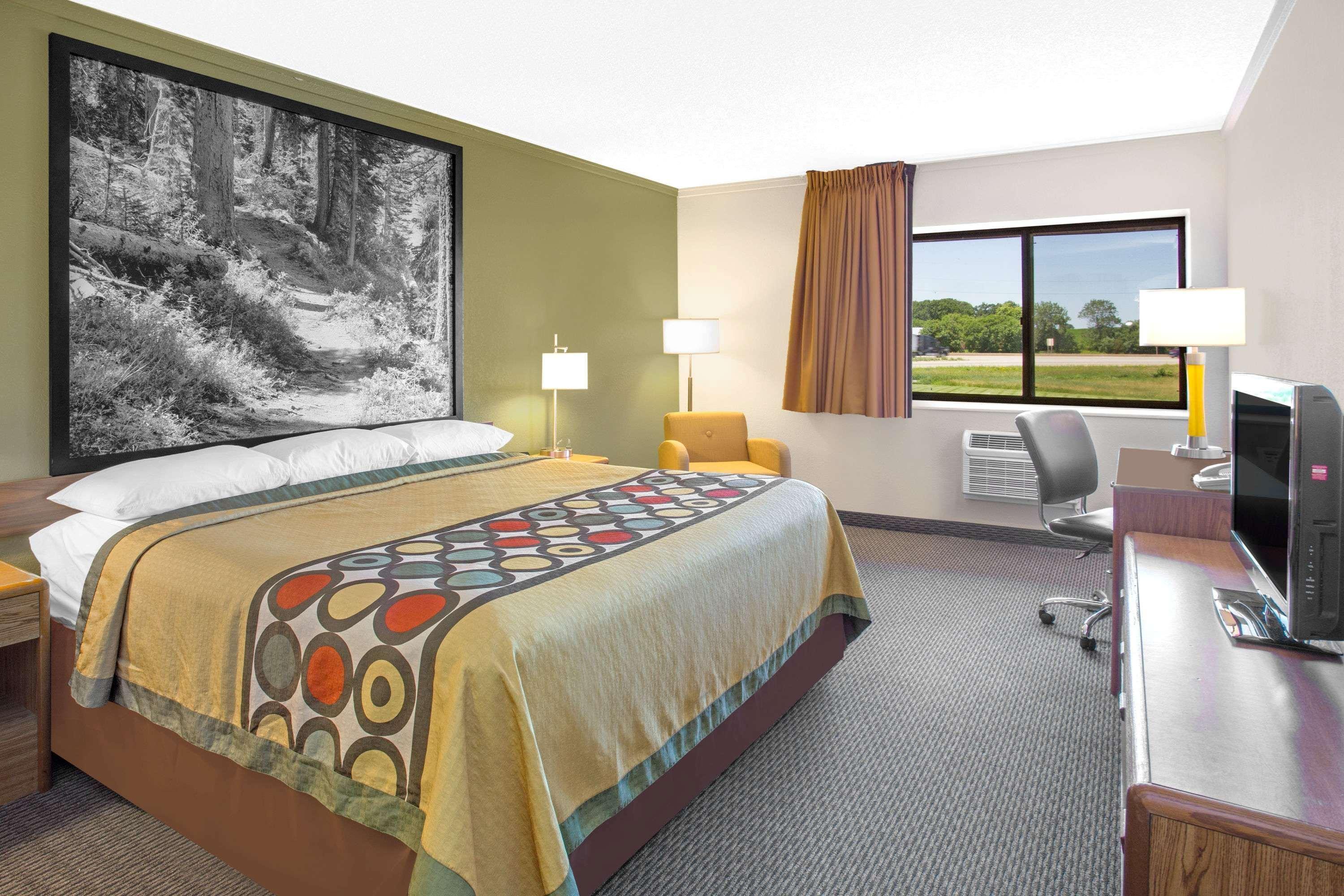 Super 8 By Wyndham Windsor/Madison North Hotel Exterior photo
